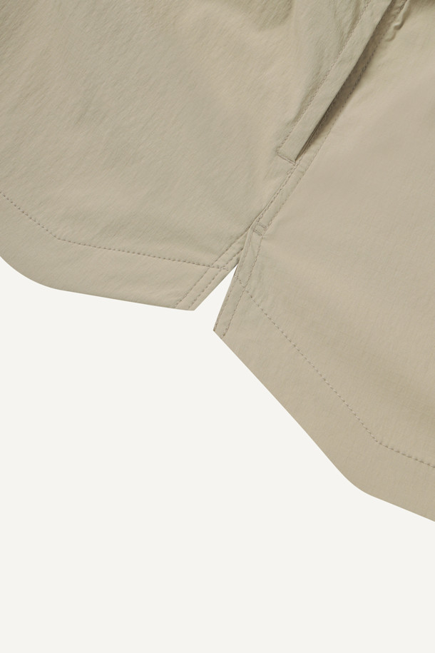 라이트워크 코듀라 셔켓은 워크웨어와 일상 모두 소화 가능한 남녀 공용 셔켓입니다. 베이지 색상으로 출시되었으며, 봄, 가을, 겨울 세 계절 모두 활용 가능합니다. 얇은 두께감에 코듀라, 나일론, 스판덱스 혼방 소재를 사용하여 방수, 신축성, 내구성, 내마모성까지 갖췄습니다. 컴포트핏 레귤러 기장으로 편안한 착용감을 제공하며, 8개의 포켓 시스템과 소매 롤업 기능, 금속 스냅 버튼, 볼펜 홀더, 다용도 고리 등 실용적인 디테일이 돋보입니다. 캐주얼, 워크웨어, 미니멀 스타일을 즐겨 입는 분들께 추천합니다.
