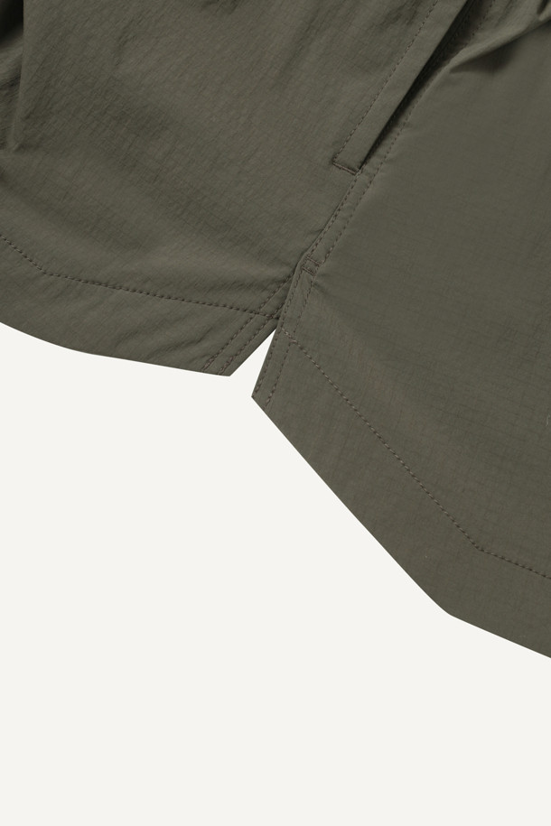 라이트워크 코듀라 셔켓은 봄, 가을, 겨울 세 계절 모두 활용 가능한 공용 셔켓입니다. 캐주얼, 스포티, 워크웨어 스타일을 아우르는 디자인으로, 일상, 워크, 출근룩, 워크샵룩, 가을 나들이룩 등 다양한 TPO에 적합합니다. 방수, 발수 기능을 갖춘 코듀라, 나일론, 스판덱스 혼방 소재로 제작되어 활동성과 편안함을 제공하며, 컴포트핏으로 편안한 착용감을 선사합니다. 카키, 올리브 두 가지 색상으로 출시되었으며, 얇은 두께감과 긴 소매 기장이 특징입니다. 8개의 수납 포켓, 소매 롤업 기능, 금속 스냅 버튼, 액션 플리츠, 펜 홀더, 다용도 고리 등 실용적인 디테일이 돋보입니다.
