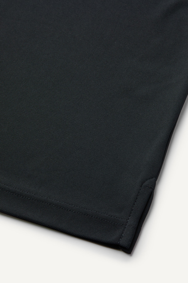 블랙 색상의 택티컬 폴로 긴팔 티셔츠입니다. 일상, 작업용, 출근룩, 여행룩, 워크샵룩 등 다양한 TPO에 적합하며, 캐주얼, 미니멀, 워크웨어 스타일을 연출할 수 있습니다. 나일론과 폴리에스테르 혼방 소재로 제작되어 흡습, 속건, 항균, 통기성, 신축성이 우수합니다. 밀리터리 무드의 스탠다드핏 폴로넥 디자인으로, 양쪽 가슴 펜 홀더, 소매 플랩 포켓, 벨크로 디테일, 사이드 밑단 트임, YKK 스냅 버튼, 벨크로 시스템 등 실용적인 특징을 갖추었습니다. 긴소매 기장의 무지 디자인으로, 레귤러 기장으로 제작되었습니다.
