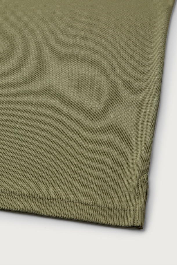 본 상품은 밀리터리, 스포티 스타일의 택티컬 폴로 긴팔 티셔츠입니다. 카키, 올리브 두 가지 색상으로 출시되었으며, 흡습, 속건, 항균, 통기성, 스트레치 기능으로 여름철에도 쾌적하게 착용 가능합니다. YKK 스냅 버튼, 펜 홀더, 벨크로 플랩 포켓, 사이드 밑단 트임, 벨크로 시스템, 내마모성 강화 등의 디테일이 돋보입니다. 출근룩, 워크샵룩, 여행룩 등 다양한 TPO에 활용 가능하며, 캐주얼, 스포티, 워크웨어 스타일을 연출할 수 있습니다. 스탠다드핏의 폴로넥 디자인으로 편안함과 활동성을 동시에 제공합니다.
