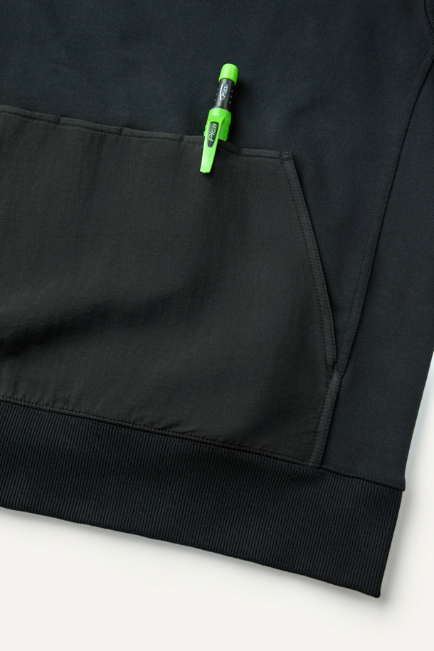 블랙 컬러의 워크 후드 스웻셔츠입니다. 면, 폴리에스터, 나일론 혼방의 두꺼운 소재로 제작되어 봄, 가을, 겨울 착용에 적합하며, 일상과 워킹 시 활용하기 좋습니다. 컴포트핏으로 편안한 착용감을 제공하며, 후드 디자인과 금속 스냅, 4구 펜 포켓, 캥거루 포켓, 소매 펜꽂이 포켓, 볼디스트 심볼 라벨 등의 특징을 갖추었습니다. 캐주얼, 미니멀, 워크웨어 스타일을 즐기는 분들께 출근룩과 캠핑룩으로 추천합니다. 무지 디자인으로 어떤 스타일에도 쉽게 매치할 수 있습니다.
