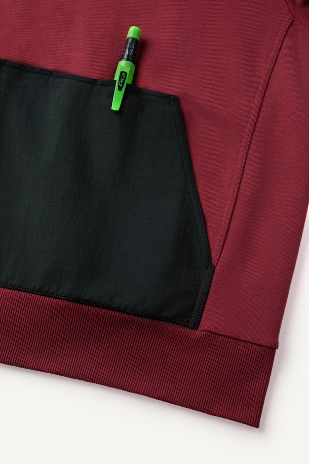 **워크 후드 스웻셔츠**는 일상과 워킹에 모두 활용 가능한 상의입니다. 버건디와 블랙 두 가지 색상으로 출시되었으며, 스포티하면서도 캐주얼한 스타일을 연출합니다. 컴포트핏으로 편안한 착용감을 제공하며, 면, 폴리에스터, 나일론 혼방 소재로 제작되어 부드러운 촉감을 자랑합니다. 금속 스냅 후드, 4구 펜포켓, 캥거루 포켓, 소매 펜꽂이 포켓 등 실용적인 디테일이 돋보이며, 볼디스트 심볼 라벨로 포인트를 더했습니다. 출근룩과 산책룩, 워크웨어 스타일을 즐겨 입는 분들께 추천합니다.
