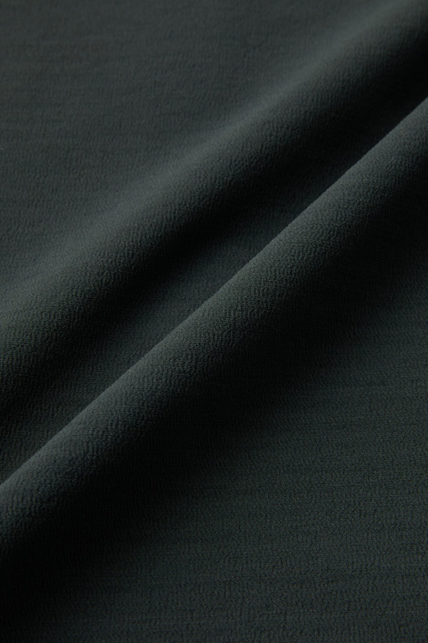 겨울철 따뜻함을 책임질 윈터 반집업 긴팔 티셔츠(코듀라)입니다. 코듀라, 스판덱스, 플리스 소재 혼방으로 뛰어난 내구성과 신축성, 부드러운 촉감과 보온성을 제공합니다. 안감은 플리스로 마감하여 한겨울에도 쾌적하게 착용 가능하며, 스포티하면서도 베이직한 디자인으로 일상, 워킹, 여행 등 다양한 TPO에 활용하기 좋습니다. YKK 지퍼, 지퍼 하단 쉘터 보강, 왼쪽 소매 펜꽂이 포켓, 양쪽 사이드 스트레치 배색, 소매단 접밴드 등 디테일한 디자인이 돋보입니다. 다크 그린 색상의 무지 패턴으로 미니멀하고 캐주얼한 스타일을 연출해보세요.
