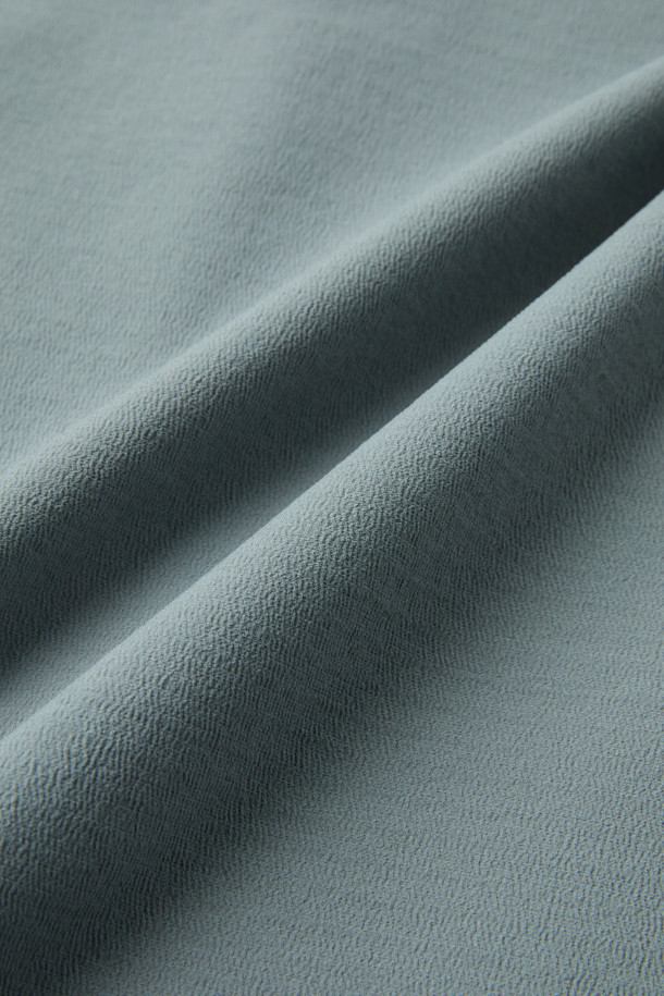 겨울철 추위에도 끄떡없는 윈터 반집업 긴팔 티셔츠(코듀라)입니다. 보온성을 극대화하는 플리스 안감과 두꺼운 두께감, 코듀라, 스판덱스, 플리스의 혼방으로 뛰어난 내구성과 신축성을 자랑합니다. 부드러운 촉감과 스탠다드 핏으로 편안한 착용감을 선사하며, YKK 지퍼, 지퍼 하단 쉘터 보강, 왼쪽 소매 펜꽂이 포켓, 양쪽 사이드 스트레치 배색 등의 디테일로 기능성을 더했습니다. 일상, 워킹, 출근룩, 혹은 워크샵룩 등 다양한 TPO에 어울리는 스포티하고 베이직한 스타일의 티셔츠입니다.
