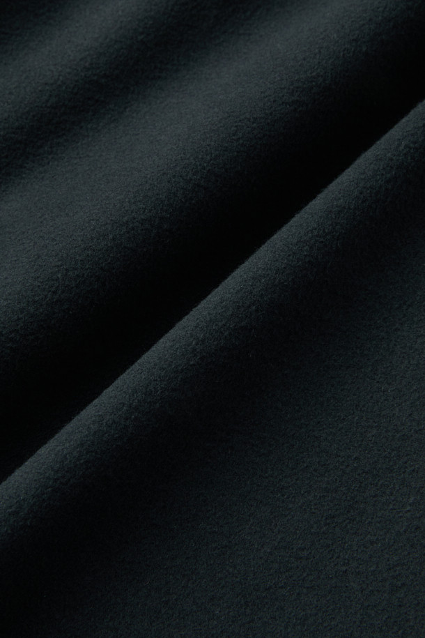 **윈터 기모 터틀넥 긴팔 티셔츠**는 겨울철 추위에도 따뜻함과 스타일을 동시에 잡을 수 있는 아이템입니다. 부드러운 기모 안감과 보온 기능을 갖춰 쌀쌀한 날씨에도 쾌적하게 착용 가능합니다. 데일리룩, 피트니스룩, 러닝룩 등 다양한 TPO에 활용할 수 있으며, 스포티, 미니멀, 캐주얼 스타일을 연출하기 좋습니다. 신축성이 우수한 폴리에스테르, 스판덱스 혼방 소재로 활동성을 높였으며, 손목 밴드 처리와 겨드랑이 액션 분량(거싯) 디테일로 편안한 착용감을 제공합니다. 블랙 색상에 무지 디자인으로 어떤 옷에도 쉽게 매치할 수 있으며, 귀걸이용 고리가 있어 편리합니다.
