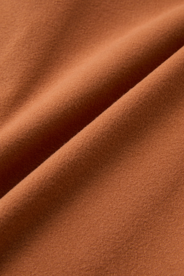 보온성과 활동성을 갖춘 윈터 기모 터틀넥 긴팔 티셔츠입니다. 부드러운 촉감의 폴리에스테르, 스판덱스 혼방 소재에 기모 안감을 더해 한겨울에도 따뜻하게 착용 가능합니다. 베이직 스타일의 무지 디자인으로 다양한 겨울 데일리룩과 스포츠 활동에 활용하기 좋습니다. 테크핏 핏과 긴소매, 터틀넥 디자인으로 보온성을 높였으며, 손목 밴드와 겨드랑이 액션 분량(거싯)으로 활동성을 더했습니다. 귀걸이용 고리 장착과 로고 전사가 돋보이는 미니멀, 캐주얼, 스포티 스타일의 티셔츠입니다.
