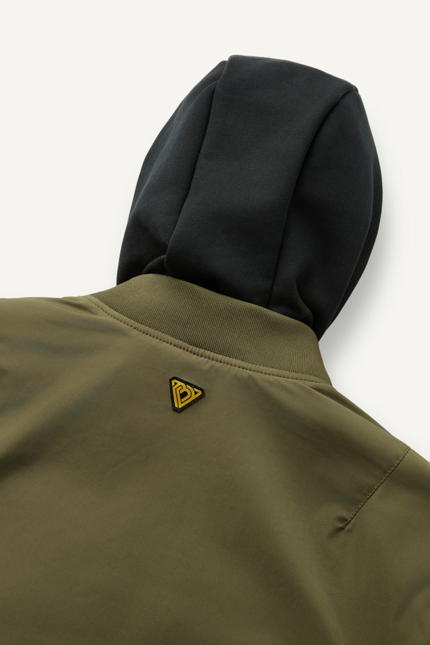 워크 MA-1 패딩 파카 V4는 일상과 워크웨어 스타일을 아우르는 남녀 공용 아우터입니다. 카키와 올리브 두 가지 색상으로 출시되었으며, 가을과 겨울에 따뜻하게 입을 수 있도록 두꺼운 두께감의 폴리에스테르 소재로 제작되었습니다. 컴포트핏으로 편안한 착용감을 제공하며, YKK 2WAY 지퍼, 13개 포켓, 후드 탈부착, 벨크로 시스템, 시보리 디테일, 아일렛 통기성 등 다양한 디테일이 돋보입니다. 생활방수, 방풍, 보온, 통기성 기능으로 실용성을 높였으며, 출근룩, 워크웨어, 스트리트, 미니멀 스타일을 즐겨 입는 분들께 추천합니다.
