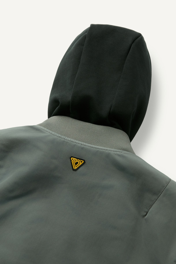 워크 MA-1 패딩 파카 V4는 일상과 워크웨어 스타일을 아우르는 남녀 공용 아우터입니다. 두꺼운 두께감의 폴리에스테르 소재에 안감은 패딩 처리하여 가을, 겨울철 뛰어난 보온성을 제공하며 일상적인 활동은 물론 출근룩으로도 활용 가능합니다. 밀리터리, 스포티 무드를 동시에 느낄 수 있으며, 무지 디자인에 후드 탈부착, YKK 2WAY 지퍼, 13개 포켓 시스템, 벨크로, 시보리, 아일렛 등 다양한 디테일이 돋보입니다. 생활 방수, 방풍 기능으로 외부 환경으로부터 보호하며, 컴포트핏 레귤러 기장으로 편안한 착용감을 선사합니다.
