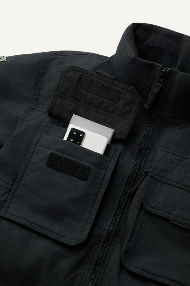 아라미드 쉴드 프리마로프트 워크 패딩 V2는 남성용 겨울 패딩으로, 워크웨어 및 작업복으로 활용하기 좋습니다. 밀리터리 스타일과 스포티한 무드를 동시에 느낄 수 있으며, 무지 패턴의 블랙 컬러로 디자인되었습니다. 뛰어난 보온성과 내구성을 자랑하며, 발수 및 제전 기능을 갖춰 기능성을 높였습니다. PRIMALOFT® SILVER 충전재, 알루미늄 히팅 안감, 9개의 포켓 시스템, D링 고리, 밑단 스트링 조절, 벨크로 시스템 등 다양한 디테일이 돋보입니다. 출근룩, 캠핑룩, 등산룩 등 다양한 TPO에 스포티, 워크웨어, 미니멀 스타일로 활용 가능합니다.
