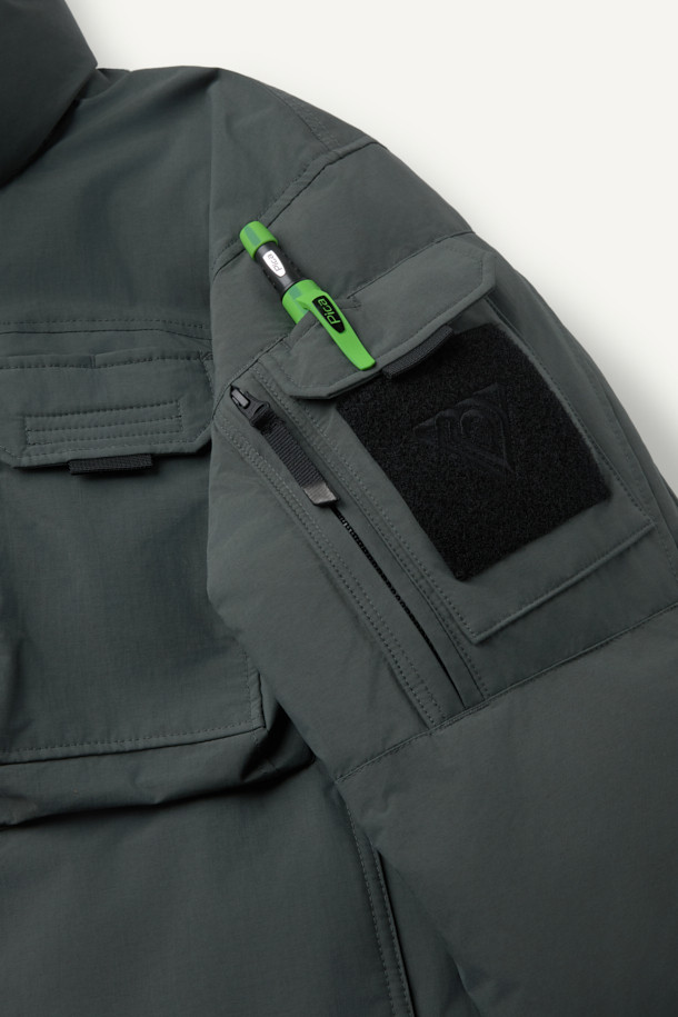 헤비듀티 퍼텍스 프리마로프트 워크 패딩 V3는 겨울철 워크웨어와 아웃도어 활동에 적합한 남성용 패딩입니다. 밀리터리 스타일의 무지 디자인으로, 그린 컬러를 제공합니다. 방수, 투습, 보온, 발수 기능을 갖춘 PERTEX® SHIELD 원단과 PRIMALOFT® SILVER 충전재를 사용하여 뛰어난 기능성을 자랑합니다. 팔꿈치 부분은 코듀라 1000D 원단으로 보강되었으며, 알루미늄 히팅 안감, 9개의 포켓, 몰리 시스템 적용으로 수납력과 활동성을 높였습니다. 스탠다드 핏에 지퍼형 여밈 방식으로 편안하게 착용 가능하며, 캠핑, 등산, 여행 등 다양한 TPO에 고프코어 및 워크웨어 스타일을 연출할 수 있습니다.
