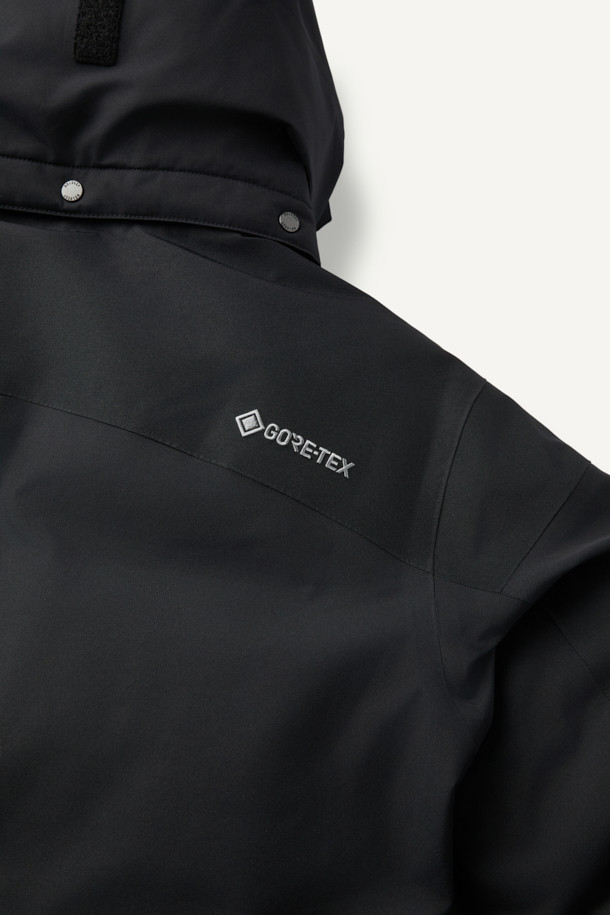 고어텍스 구스 다운 V2는 겨울철 하이킹, 일상, 워킹 등 다양한 활동에 적합한 남녀 공용 아우터입니다. 블랙 색상의 무지 디자인으로 스포티하고 미니멀한 스타일을 연출하며, 레귤러핏과 레귤러 기장으로 편안한 착용감을 제공합니다. 방수, 보온, 발수 기능과 7개의 포켓, 후드 탈부착, 알루미늄 히팅 안감, 내구성 등 뛰어난 기능성을 갖춰 캠핑룩, 등산룩, 출근룩 등 어떤 TPO에도 잘 어울립니다. 고어텍스 소재와 구스 다운 충전재를 사용하여 두꺼운 두께감으로 따뜻함을 극대화했으며, 긴 소매 기장과 지퍼, 스냅 여밈으로 외부의 찬 공기를 효과적으로 차단합니다.
