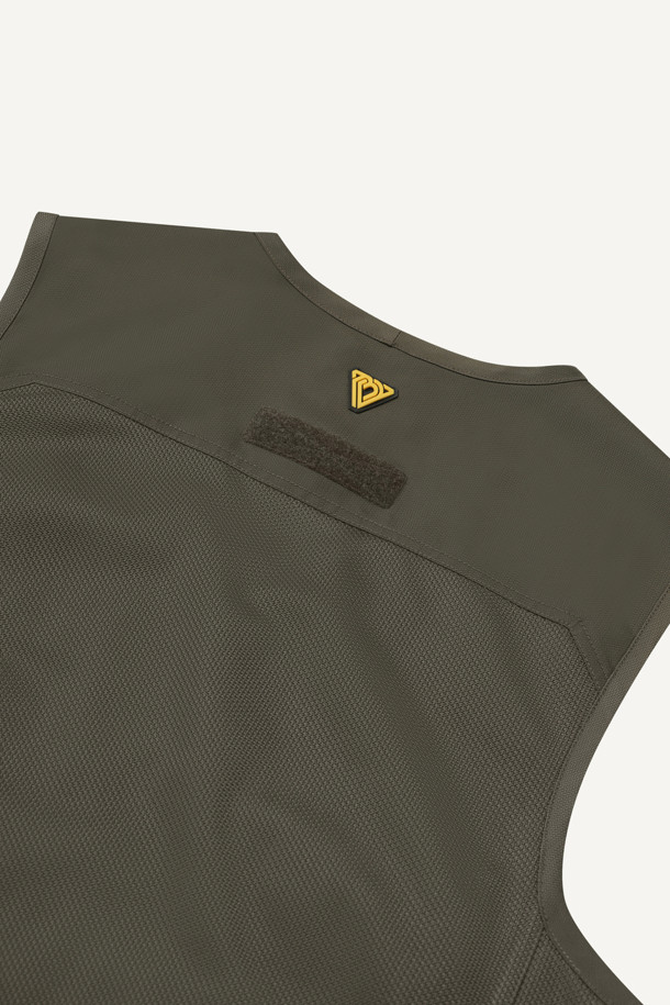 일렉트릭션 베스트는 작업용 또는 일상생활에서 활용 가능한 남성용 베스트입니다. 카키와 블랙 두 가지 색상으로 제공되며, 봄, 여름, 가을 계절에 착용하기 좋습니다. 워크웨어 스타일의 레귤러핏으로 디자인되었으며, 브이넥과 민소매 디자인이 특징입니다. 두꺼운 두께의 도비/메쉬 혼방 소재로 제작되어 뻣뻣한 촉감을 제공하며, 통기성과 수납 기능을 갖췄습니다. 총 12개의 포켓, YKK 스냅/지퍼, 다용도 몰리 시스템, D링 3개, 내구성 강화, 전기공 전용 디자인 등 다양한 특징을 갖춘 실용적인 아이템입니다.
