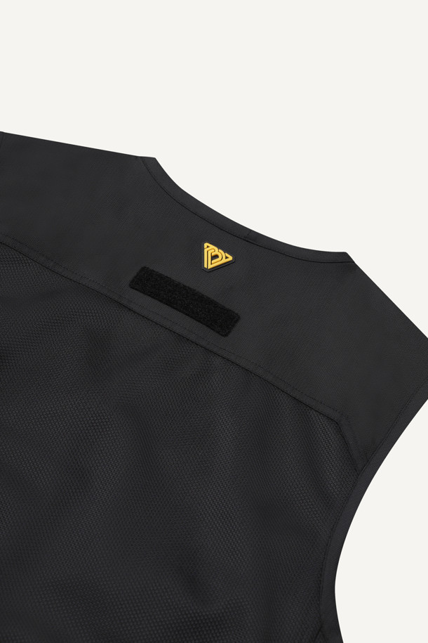 일렉트릭션 베스트는 남성용 워크웨어 스타일의 작업 조끼입니다. 두껍고 뻣뻣한 도비 및 메쉬 소재로 제작되었으며, 사계절 착용이 가능합니다. 총 12개의 포켓과 다용도 몰리 시스템, YKK 스냅/지퍼, D링 3개가 있어 뛰어난 수납력과 실용성을 제공합니다. 전기공 전용 디자인으로 제작되었으며, 브이넥, 레귤러핏, 민소매 디자인이 특징입니다. 출근룩과 워크샵룩, 캐주얼, 미니멀 스타일 연출에 적합하며, 내구성이 뛰어나 작업 환경에서 쾌적함과 편리함을 더합니다.
