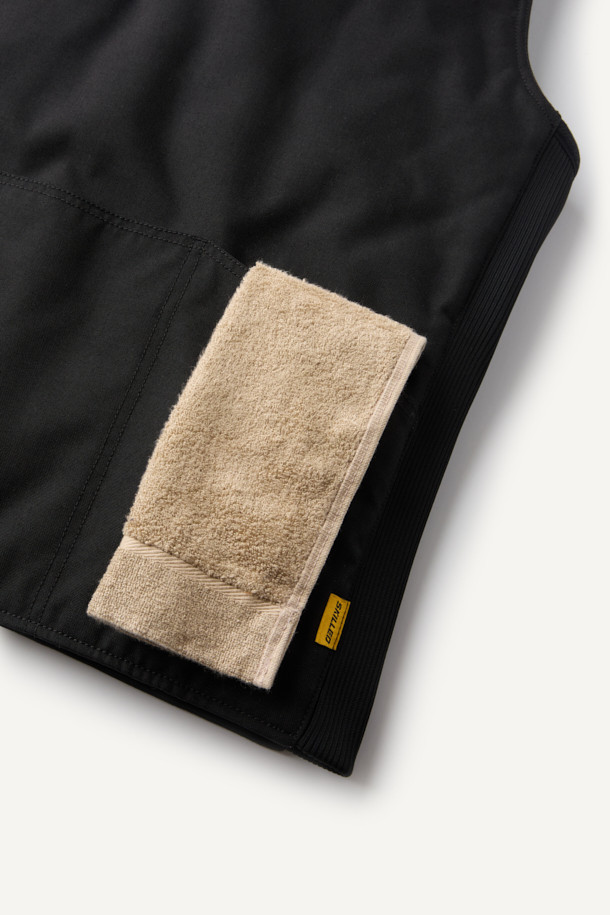 헤비듀티 패딩 베스트는 혹독한 겨울 날씨에도 끄떡없는 보온력을 제공하는 남녀 공용 아우터입니다. 블랙 컬러의 무지 디자인에, 스포티와 밀리터리 스타일을 결합하여 일상 및 아웃도어 활동에 모두 적합합니다. 튼튼한 코듀라와 나일론 소재를 사용하여 내구성과 내마모성을 높였으며, 두꺼운 두께감과 부드러운 촉감이 특징입니다. YKK 스냅/지퍼, 웨빙 테이프 디테일, 벨크로 포켓, 다중 포켓 구성, 고기능성 패딩 충전재 등이 적용되어 뛰어난 기능성을 자랑합니다. 스포티, 워크웨어, 미니멀 스타일을 추구하는 분들께 겨울 데일리룩과 캠핑룩에 완벽한 선택이 될 것입니다.
