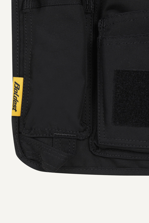 워크 페인터 벨트는 작업용 및 페인팅 작업에 최적화된 실용적인 아이템입니다. 블랙, 화이트 두 가지 색상으로 제공되며, 내구성이 뛰어난 나일론 소재를 사용했습니다. 3개의 파우치로 구성되어 있으며, 대형 메인 파우치, 좌/우측 보조 파우치로 넉넉한 수납공간을 제공합니다. 벨크로형 잠금 방식으로 간편하게 탈부착 가능하며, 고정력을 강화한 벨크로와 D링, 와펜 디자인으로 실용성과 스타일을 모두 갖췄습니다. 전면 및 후면 착용이 가능하며, 파우치 탈부착 및 사이즈 조절이 용이하여 워크샵룩, 출근룩과 같은 워크웨어, 캐주얼, 미니멀 스타일을 연출하기 좋습니다. 페인터 전용 툴을 최적화하여 작업 효율을 높여줍니다.
