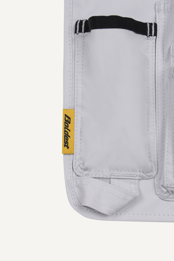 워크 페인터 벨트는 작업 시 편리함을 더하는 실용적인 아이템입니다. 튼튼한 나일론과 폴리에스테르 소재로 제작되어 내구성이 뛰어나며, 작업용, 페인팅, 미장 등 다양한 용도로 활용 가능합니다. 화이트와 블랙 두 가지 색상으로 출시되었으며, 수납, 탈부착, 커스터마이징 기능을 제공합니다. 대형 메인 파우치, 좌/우측 보조 파우치로 넉넉한 수납공간을 확보하고, D링, 벨크로, 와펜 디테일로 포인트를 더했습니다. 40mm 웨빙과 PU 코팅으로 고정력과 내구성을 강화하여 워크웨어, 고프코어, 캐주얼 스타일의 캠핑룩, 가을 나들이룩, 워크샵룩에 잘 어울립니다.
