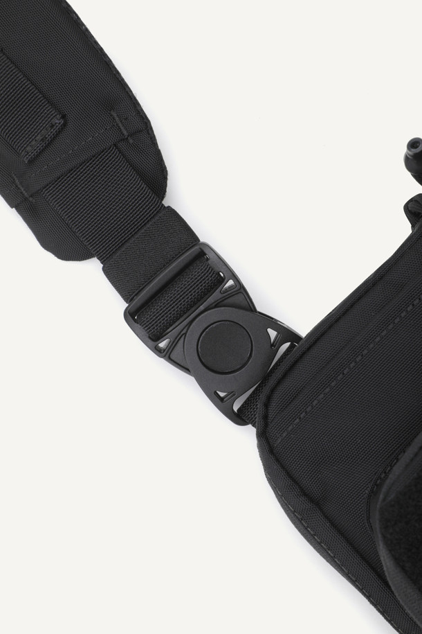 워크 체스트리그 V2는 1.5L 미디엄 사이즈의 블랙 색상 나일론 소재 체스트리그입니다. 메쉬 소재 등판과 회전형 스트랩 버클, 조절 가능한 어깨 패드로 편안한 착용감을 제공하며, 몰리 시스템과 다중 수납공간, 지퍼 및 벨크로형 잠금 방식으로 실용성을 더했습니다. 워크 및 일상 용도로 활용하기에 적합한 디자인과 기능을 갖춘 제품입니다.
