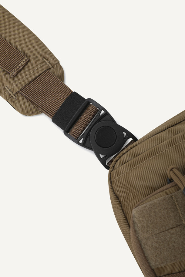 워크 체스트리그 V2는 1.5L 미디엄 사이즈의 브라운 컬러 체스트리그로, 1,260D 나일론 소재를 사용하여 내구성을 높였습니다. 몰리 시스템, 회전형 스트랩 버클, 메쉬 등판, 3개의 수납공간, 와펜 부착 가능 등 다양한 기능과 디자인을 갖춰 워크웨어 및 일상용으로 적합합니다. 어깨 패드 사이즈 조절이 가능하며, 지퍼형 및 벨크로형 잠금 방식으로 내용물을 안전하게 보관할 수 있습니다.
