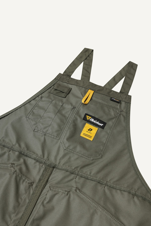 워크 툴 에이프런은 남녀 공용으로 제작되었으며, 카키와 올리브 두 가지 색상으로 만나볼 수 있습니다. 내구성이 뛰어나고 수납성이 뛰어난 워크웨어 에이프런으로, 나일론과 코듀라 소재를 사용하여 흡습, 속건, 내마모 기능까지 갖췄습니다. 가슴 포켓 4개, 하단 포켓 4개, 펜 포켓 등 넉넉한 수납공간을 제공하며, 벨크로, 몰리시스템, X자형 어깨끈으로 디자인에 포인트를 더했습니다.  길이 조절, 가랑이 트임, 패치 부착 가능 등 디테일한 기능성으로 워크샵룩, 캠핑룩, 가을 나들이룩, 워크웨어, 고프코어, 미니멀 스타일을 즐기는 분들께 적합합니다.
