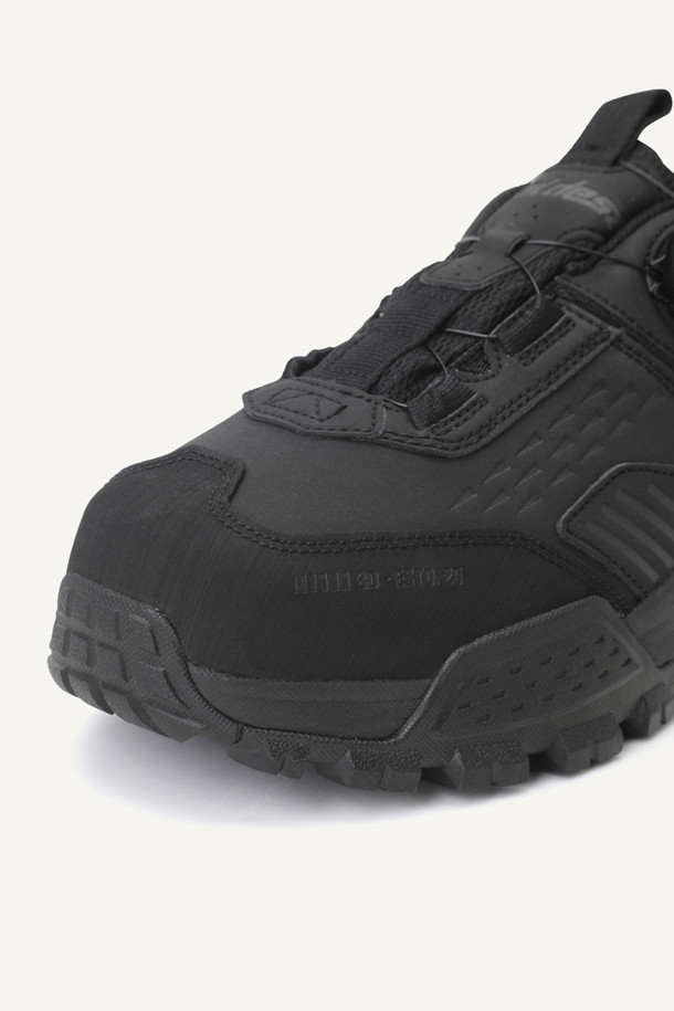 **VAULT ESSENTIAL (볼트 에센셜) 안전화**는 작업용 및 산업용으로 디자인된 남성용 안전화입니다. 블랙 컬러의 이 안전화는 사계절 모두 착용 가능하며, 스틸 토캡으로 앞코를 보호합니다. 신세틱, 메쉬, 러버 소재를 사용하여 제작되었으며, 4인치 굽 높이의 플랫 타입입니다. 14,000V 절연, 미끄럼 방지, BOA L6 시스템, 3겹 방탄지 내답판, 쿠셔닝 PU 인솔, 힐 웨빙 손잡이, 재귀반사 테이프, KCs 인증을 받았으며, 메쉬 안감에 로고 패턴과 BOA 다이얼 신발 여밈을 적용했습니다. 출근룩, 워크샵룩, 워크웨어, 미니멀, 캐주얼 스타일에 잘 어울리는 안전화입니다.
