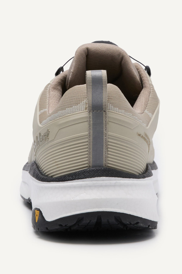 남성 작업용 산업용 안전화, VAPOR SHIELD 441(베이퍼 쉴드 441)입니다. 미니멀하고 워크웨어 스타일의 베이지 컬러로, 출근룩에도 잘 어울립니다. 아라미드 토캡, 메쉬, PU, E-TPU, 러버 소재를 사용하여 내구성과 통기성을 높였으며, EVA 안감으로 편안함을 더했습니다. BOA 시스템으로 편리하게 신고 벗을 수 있으며, 정전기 방지, 미끄럼 방지 기능과 KCs 인증을 획득하여 안전성을 확보했습니다. 충격 흡수, 통기성, 정전기 방지, 미끄럼 방지 등 다양한 기능을 갖춘 사계절용 안전화입니다.
