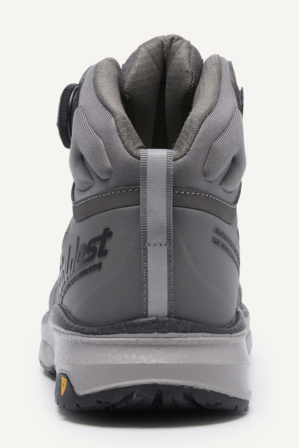 VAPOR SHIELD 541 (베이퍼 쉴드 541) 안전화는 남성 작업자를 위해 디자인된 미드컷 스타일의 안전화입니다. 그레이 컬러의 무지 디자인으로, 작업복과 함께 미니멀하거나 워크웨어 스타일의 출근룩을 연출하기 좋습니다. 메쉬, PU, E-TPU, 러버 소재를 사용하여 통기성과 내구성을 높였으며, 아라미드 토캡과 KCs 인증을 받아 안전성을 확보했습니다. BOA Fit System (보아 핏 시스템)을 적용하여 편안한 착용감을 제공하며, EVA 안감과 쿠션성, 반발탄성, 미끄럼방지 기능으로 작업 시 충격 흡수와 경량성을 경험할 수 있습니다.
