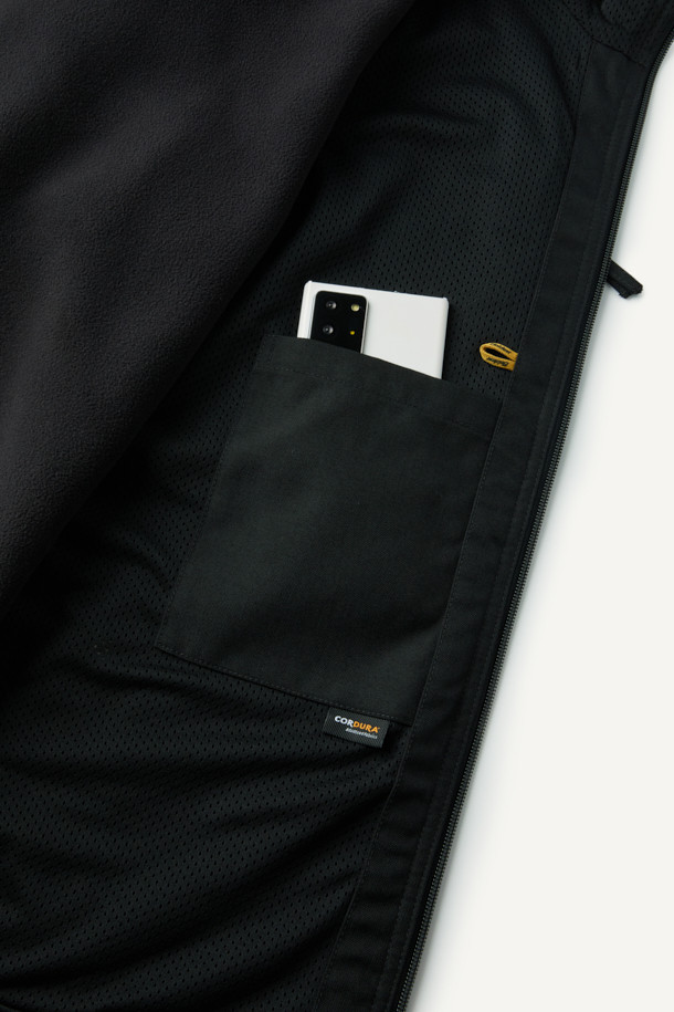 워크 시그니쳐 플리스 재킷 V3는 워크웨어와 일상 착용에 적합한 공용 플리스 재킷입니다. 부드러운 촉감의 플리스 소재와 두꺼운 두께감으로 가을, 겨울철 보온성을 제공하며, 스탠다드핏으로 편안한 착용감을 선사합니다. 블랙 컬러의 무지 디자인에 집업 및 스냅 여밈 방식을 적용하여 실용성을 높였습니다. 코듀라 500D 원단 덧댐, 허니콤 조직 본딩, YKK 스냅/지퍼, 총 6개의 포켓, 겨드랑이 액션분량, 목/소매 접밴드 등의 디테일로 내구성과 방수 기능을 더했습니다. 캐주얼, 스포티, 워크웨어 스타일을 아우르며 겨울 데일리룩, 산책룩, 워크샵룩에 활용하기 좋습니다.
