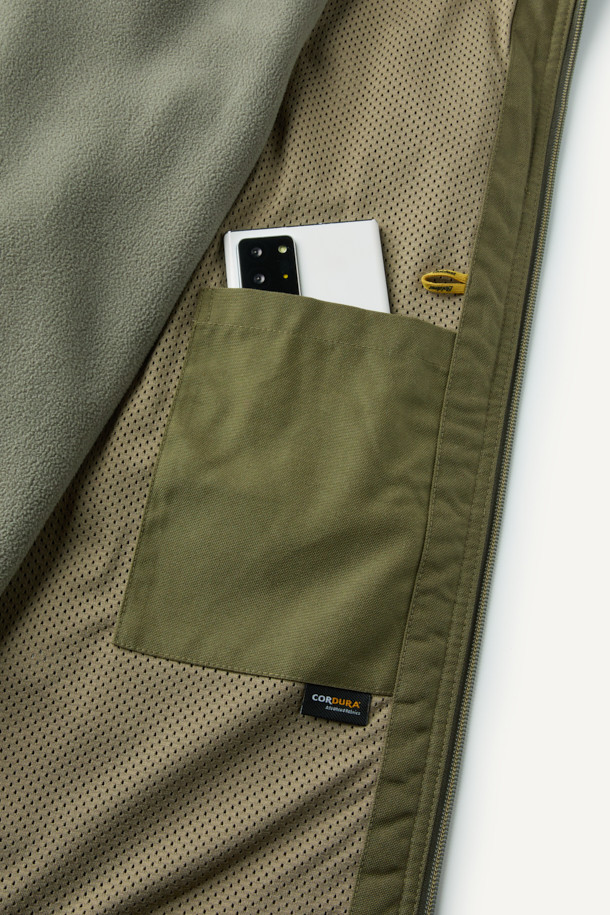 워크 시그니쳐 플리스 재킷 V3는 일상, 워크웨어, 아웃도어 활동에 적합한 플리스 재킷입니다. 카키와 올리브 두 가지 색상으로 출시되었으며, 가을과 겨울에 따뜻하게 착용할 수 있습니다. 부드러운 촉감의 허니콤 조직 본딩 플리스 소재를 사용하고, 내구성을 높이기 위해 코듀라 500D 원단을 덧대었습니다. 스탠다드핏으로 제작되었으며, YKK 스냅/지퍼와 총 6개의 포켓으로 실용성을 더했습니다. 가을 나들이룩, 캠핑룩, 겨울 데일리룩 등 다양한 스타일에 캐주얼, 스포티 무드로 연출하기 좋습니다.
