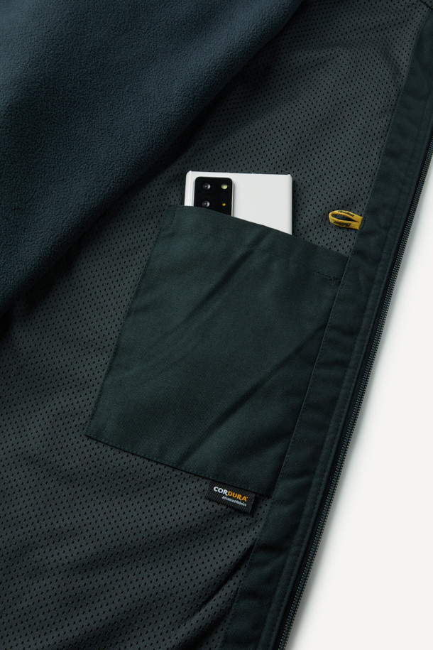 워크 시그니쳐 플리스 재킷 V3는 가을, 겨울 시즌에 따뜻하게 착용할 수 있는 플리스 재킷입니다. 일상, 워크웨어, 아웃도어 활동에 적합하며, 캐주얼, 스포티한 스타일을 연출할 수 있습니다. 부드러운 촉감의 플리스 소재와 내구성이 뛰어난 코듀라 500D 원단 덧댐으로 제작되었습니다. 허니콤 조직 본딩 플리스, YKK 스냅/지퍼, 총 6개의 포켓, 겨드랑이 액션 분량, 목/소매 접밴드 처리 등 다양한 기능성 디테일이 돋보입니다. 스탠다드핏의 블랙 컬러 무지 디자인으로, 겨울 데일리룩, 워크샵룩, 캠핑룩 등 다양한 TPO에 활용하기 좋습니다.
