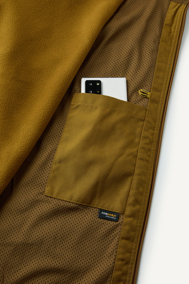 워크 시그니쳐 플리스 재킷 V3는 일상과 워크웨어 스타일을 아우르는 공용 플리스 재킷입니다. 부드러운 촉감의 허니콤 조직 본딩 플리스와 코듀라 500D 원단 덧댐으로 보온, 내구성, 방풍 기능을 갖춰 가을, 겨울철에 착용하기 좋습니다. 스탠다드핏에 지퍼와 스냅 여밈 방식을 적용했으며, 총 6개의 포켓과 겨드랑이 액션 분량, 목/소매 접밴드 처리로 활동성을 높였습니다. 브라운 컬러의 무지 디자인으로 캐주얼, 워크웨어, 스포티한 스타일을 연출할 수 있으며, 겨울 데일리룩, 산책룩, 캠핑룩에 적합합니다.
