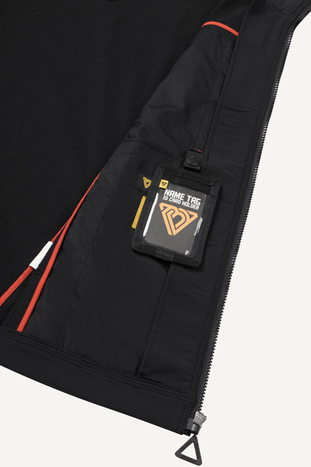 워크 스크래치 프리 우븐 재킷은 남성을 위한 스탠다드핏 워크 재킷입니다. 블랙 색상의 무지 디자인으로, 작업용 및 일상용으로 착용하기 좋습니다. 봄, 가을, 겨울 계절에 적합하며, 지퍼와 스냅으로 여밈이 가능합니다. 나일론과 스판덱스 혼방 소재로 제작되어 활동성과 내구성을 높였으며, 10개의 포켓 시스템과 스크래치 방지 설계, 겨드랑이 액션분량 설계로 실용성을 더했습니다. YKK 스냅/지퍼를 사용하여 품질을 높였으며, 스트레치 기능과 뛰어난 수납성, 내구성을 자랑합니다. 출근룩, 여행룩, 캐주얼, 미니멀 스타일을 즐기는 분들께 추천합니다.
