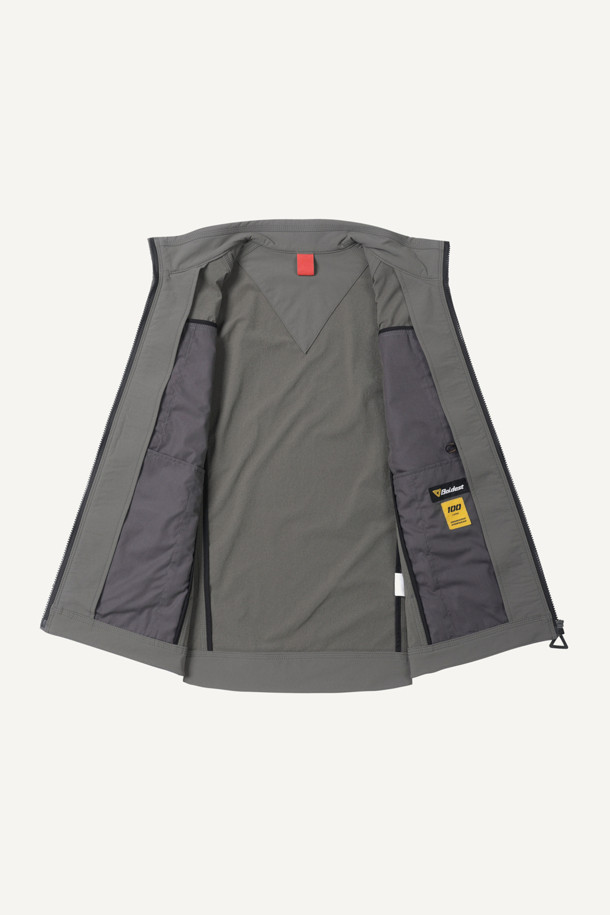 워크 스크래치 프리 우븐 재킷은 남성용 워크 자켓입니다. 그레이 컬러에 스포티하고 캐주얼한 스타일을 더했으며, 봄, 가을, 겨울 3계절 착용이 가능합니다. 나일론과 스판덱스 혼방 소재로 제작되어 활동성과 내구성을 높였으며, 스탠다드 핏으로 편안하게 착용할 수 있습니다. 겨드랑이 액션 분량, 10개 포켓 시스템, 스크래치 방지 설계, YKK 스냅/지퍼 사용으로 기능성을 더해 작업용 및 일상복으로 활용하기 좋습니다. 출근룩, 워크샵룩, 가을 나들이룩 등 다양한 TPO에 캐주얼하고 미니멀한 워크웨어 스타일을 연출해보세요.
