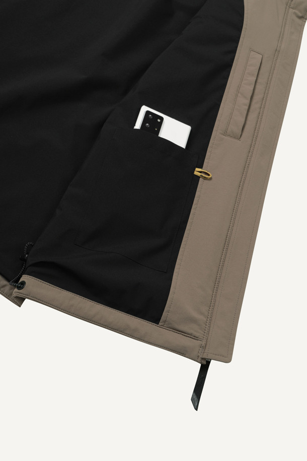 안티케미컬 재킷은 작업용, 일상에서 활용 가능한 워크웨어 스타일의 남성 자켓입니다. 카키 색상에 무지 디자인으로, 스탠다드핏의 레귤러 기장으로 제작되었습니다. 지퍼, 스냅, 벨크로 여밈 방식을 갖췄으며, 뛰어난 발수, 방수, 내화학 기능과 재귀반사 기능을 제공합니다. 11개의 포켓 시스템, 펜꽂이 포켓, 액션 분량, 화학물질 보호 기능, YKK 스냅/지퍼 디테일이 특징이며, 출근룩, 워크샵룩, 가을 나들이룩에 적합합니다. 부드러운 촉감의 나일론 소재로 제작되어 미니멀하고 캐주얼한 스타일을 연출합니다.
