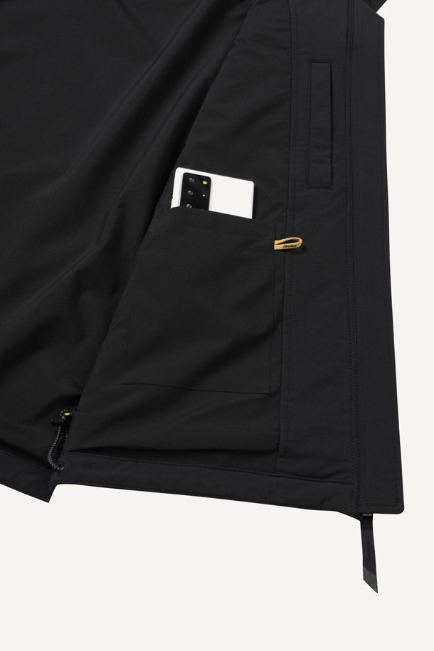 안티케미컬 재킷은 작업, 일상에서 활용 가능한 남녀 공용 자켓입니다. 스포티와 밀리터리 무드를 동시에 느낄 수 있으며, 블랙 컬러의 무지 디자인으로 제작되었습니다. 나일론 소재를 사용하여 부드러운 촉감을 제공하며, 스탠다드핏과 긴 소매 기장으로 편안한 착용감을 선사합니다. 방수, 발수, 화학물질 보호 기능을 갖춰 작업 환경에서 안전하게 사용할 수 있으며, 총 11개의 다수 포켓, 펜꽂이 포켓, 재귀반사 프린트, 액션분량, YKK 스냅/지퍼 디테일로 실용성을 높였습니다. 출근룩, 워크웨어, 스포티, 미니멀 스타일을 즐겨 입는 분들께 추천합니다.
