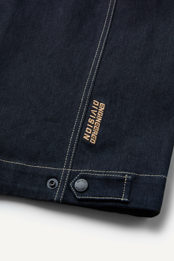 워크 PP 데님 재킷은 워크웨어, 캐주얼, 스트릿 스타일을 아우르는 공용 데님 재킷입니다. 인디고 컬러의 무지 디자인으로, 봄, 가을 계절에 적합하며 스탠다드핏으로 제작되었습니다. 속건 기능과 수납성을 갖춘 트러커 스타일의 재킷으로, 스냅 또는 지퍼로 여밀 수 있습니다. 펜 포켓, 금속 와펜, 벨크로 시스템, 배색 스티치 디테일이 돋보이며 가을 나들이룩에 완벽하게 어울립니다. 긴 소매 기장의 레귤러 기장으로, 데님과 폴리프로필렌 소재를 사용하여 편안함과 활동성을 동시에 제공합니다.
