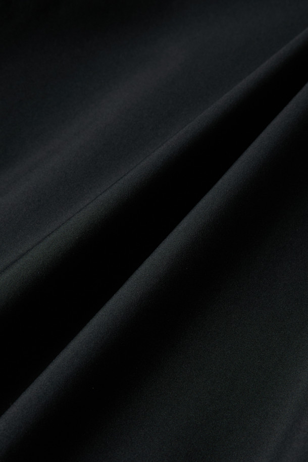 워크 3IN1 트랜스폼 재킷은 아웃도어 활동과 일상생활 모두에 적합한 남녀 공용 아우터입니다. 블랙 색상의 무지 디자인으로, 스포티하면서도 캐주얼한 스타일을 연출합니다. 봄, 가을에 적합하며, 2L 원단을 사용하여 방수, 방풍, 보온 기능을 갖췄습니다. 탈부착 가능한 내피와 총 10개의 포켓 시스템이 특징이며, 여행, 등산, 캠핑룩과 고프코어 스타일을 완성합니다. 부드러운 촉감의 두꺼운 두께감으로 편안한 착용감을 선사하는 레귤러핏 긴소매 집업 재킷입니다.
