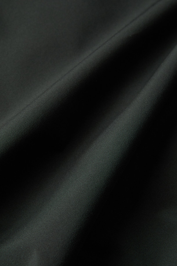 워크 3IN1 트랜스폼 재킷은 일상과 아웃도어 활동에 모두 적합한 공용 아우터입니다. 블랙 컬러의 레귤러핏 재킷으로 스포티하고 캐주얼한 스타일을 연출할 수 있으며, 봄, 가을, 겨울 세 계절 모두 착용 가능합니다. 탈부착 가능한 내피, 방수, 방풍 기능을 갖춰 변덕스러운 날씨에도 끄떡없으며, 보온성까지 뛰어나 실용적입니다. 2L 원단을 사용하여 내구성을 높였으며, 총 10개의 포켓 시스템으로 수납력 또한 훌륭합니다. 등산룩, 캠핑룩, 겨울 데일리룩으로 활용하기 좋으며, 부드러운 촉감과 두꺼운 두께로 편안한 착용감을 선사합니다.
