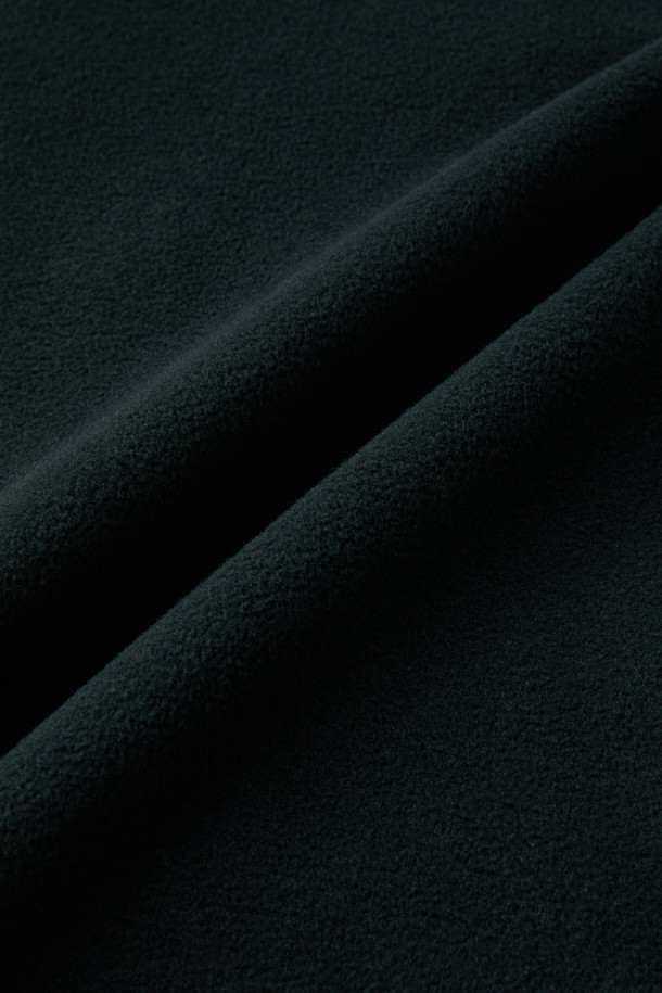 워크 미드레이어 폴라텍 플리스 재킷 V3는 일상, 작업 그리고 아웃도어 활동에 적합한 남녀 공용 플리스 재킷입니다. 뛰어난 보온성과 통기성을 제공하며, 흡습 및 속건 기능으로 쾌적한 착용감을 유지합니다. 부드러운 촉감의 폴라텍 플리스 소재와 9개의 포켓, 벨크로, D링 디테일은 스포티하면서도 캐주얼한 스타일을 완성합니다. 스탠다드 핏에 긴 소매, 집업 및 스냅 여밈 방식으로 편안한 착용감을 선사하며, 봄, 가을, 겨울 세 계절 모두 활용 가능합니다. 등산, 캠핑, 출근 등 다양한 TPO에 맞춰 미니멀하고 세련된 스타일을 연출해보세요.
