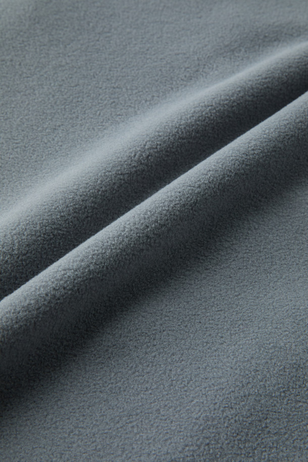 워크 미드레이어 폴라텍 플리스 재킷 V3는 일상, 작업 및 아웃도어 활동에 적합한 남녀 공용 플리스 재킷입니다. 부드러운 촉감의 폴라텍 소재와 나일론 소재를 혼방하여 보온성, 통기성, 속건 기능, 그리고 내구성을 갖췄습니다. 스탠다드핏의 레귤러 기장으로, 그레이 및 다크 그레이 색상으로 제공되며, 지퍼 및 스냅 여밈 방식에 총 9개의 포켓을 구성하여 실용성을 더했습니다. 마찰 부위 덧댐 처리, YKK 스냅/지퍼, 벨크로, D링 다용도 고리 등 다양한 디테일이 돋보이며, 등산룩, 캠핑룩, 출근룩 등 다양한 TPO에 캐주얼, 스포티, 워크웨어 스타일로 활용하기 좋습니다.
