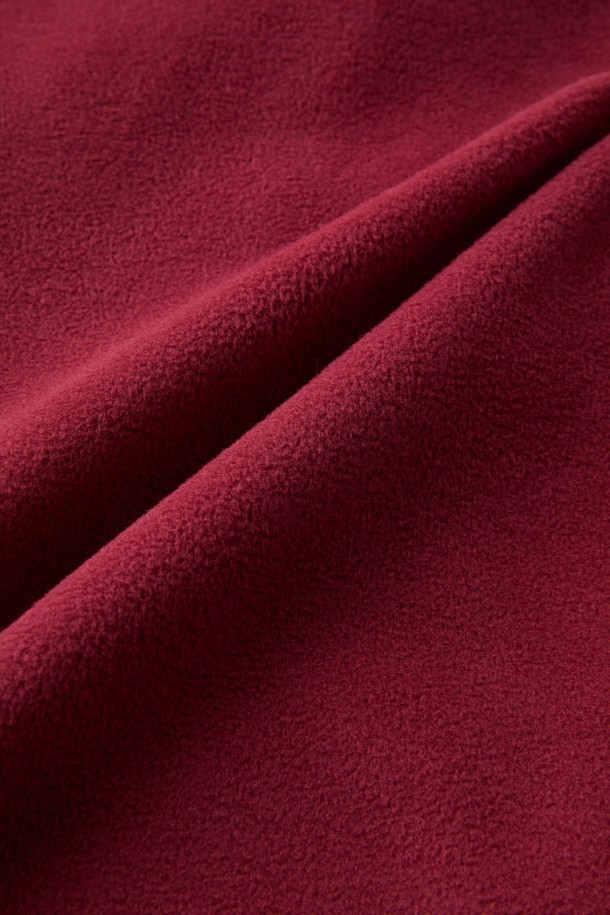 워크 미드레이어 폴라텍 플리스 재킷 V3는 일상, 작업, 아웃도어 활동에 적합한 남녀 공용 플리스 재킷입니다. 레드와 블랙 두 가지 색상으로 제공되며, 스탠다드핏으로 캐주얼하고 스포티한 스타일을 연출합니다. 폴라텍과 나일론 소재를 사용하여 두꺼우면서도 부드러운 촉감을 제공하며, 보온, 통기, 속건, 흡습 기능으로 쾌적함을 유지합니다. 총 9개의 포켓, 마찰 부위 덧댐, YKK 스냅/지퍼, 볼디스트 네임택 호환, D링 다용도 고리, 벨크로 소매 등 다양한 디테일로 실용성을 더했습니다. 캠핑룩, 등산룩, 고프코어 스타일을 완성해보세요.
