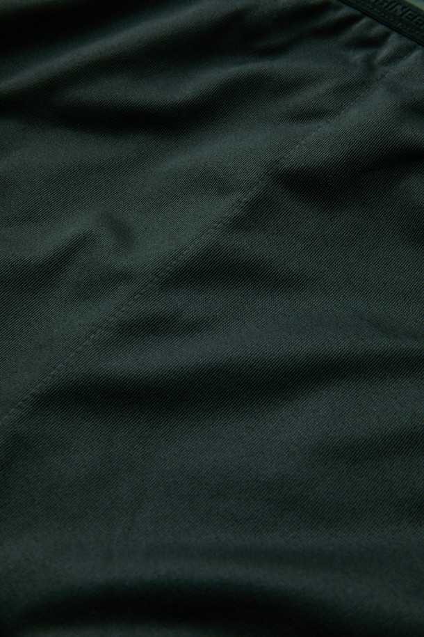 폴라텍 플리스 아노락 재킷은 가볍고 부드러운 착용감으로 일상과 아웃도어 활동 모두에 적합합니다. 간절기와 겨울철에 활용하기 좋은 얇은 두께의 컴포트핏 재킷이며, 그린 컬러의 무지 디자인으로 다양한 스타일 연출이 용이합니다. 하이넥 디자인과 가슴 상단 포켓, 왼쪽 소매 펜 포켓, 팔꿈치 덧댐 등의 디테일이 돋보입니다. 보온, 통기, 흡습, 속건 기능으로 쾌적함을 유지하며, 등산룩, 겨울 데일리룩, 캠핑룩 등 다양한 TPO에 활용하기 좋습니다. 스포티, 캐주얼, 고프코어 스타일을 즐기는 분들께 추천합니다.
