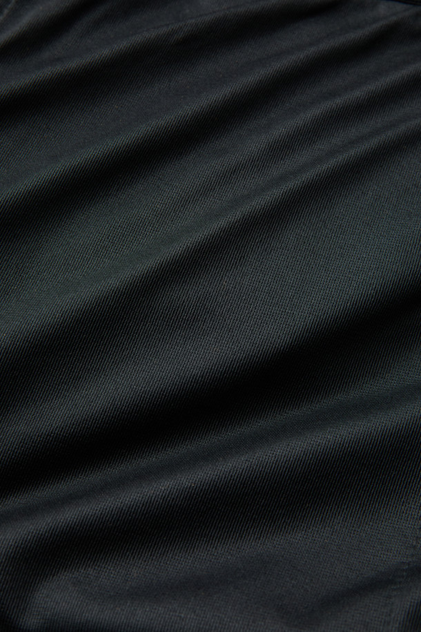 폴라텍 플리스 아노락 재킷은 아웃도어 활동과 일상에서 모두 활용 가능한 남녀 공용 아노락입니다. 가을, 겨울 시즌에 적합하며, 브라운 컬러의 무지 디자인으로 스포티하면서도 캐주얼한 스타일을 연출할 수 있습니다. 두꺼운 두께감의 폴라텍, 나일론 소재를 사용하여 부드러운 촉감과 뛰어난 보온성, 통기성, 속건성을 제공합니다. 컴포트 핏에 하이넥 디자인, 스냅 여밈 방식으로 편안하게 착용할 수 있으며 팔꿈치 덧댐, 가슴 포켓, 펜 포켓 등의 디테일로 실용성을 더했습니다. 등산룩, 가을 나들이룩, 겨울 데일리룩 등 다양한 TPO에 맞춰 스포티, 캐주얼, 고프코어 스타일을 연출해 보세요.
