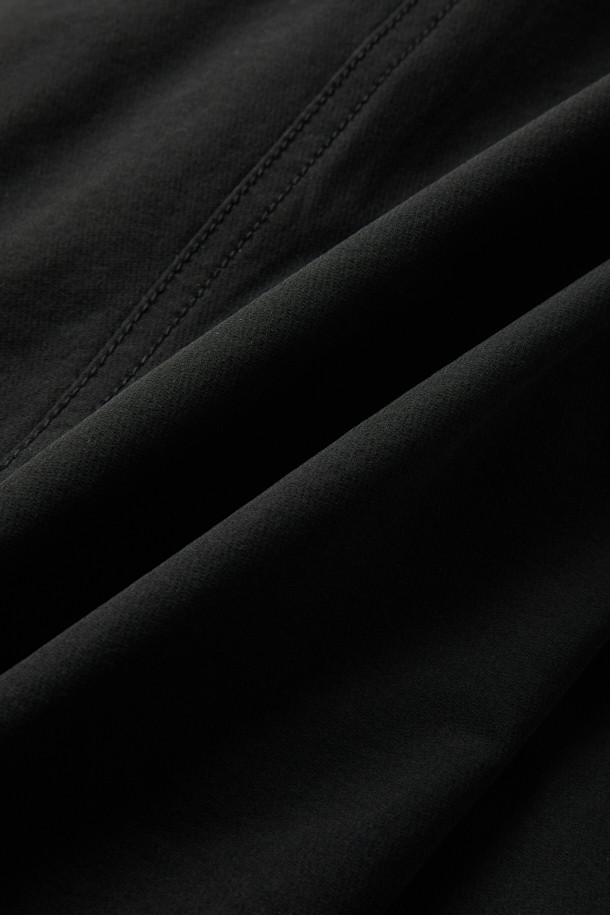 **에센셜 윈터 기모 팬츠 V2 (옥타)**는 일상과 워킹, 출근룩에 모두 활용 가능한 남녀 공용 기모 팬츠입니다. 블랙 색상으로 출시되었으며, 스포티, 캐주얼, 미니멀 스타일을 연출하기 좋습니다. 나일론과 스판덱스 혼방 소재로 제작되어 편안한 컴포트핏을 제공하며, 두꺼운 두께감으로 겨울철 보온성을 높였습니다. 옥타(OCTA) 안감과 기모 안감, 흡습속건, 통기, 경량 기능으로 쾌적한 착용감을 선사합니다. YKK 지퍼, D링 고리, 사이드 포켓, 카고 포켓, 펜슬 홀더, 행거 루프 등 실용적인 디테일을 더했습니다.
