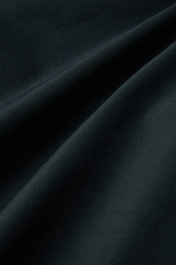 워크 에센셜 조거 팬츠 V3는 워크웨어와 일상 모두에 어울리는 남녀 공용 조거 팬츠입니다. 블랙 컬러의 무지 디자인으로, 스포티하면서도 캐주얼한 스타일을 연출합니다. 폴리에스테르 소재로 제작되어 부드러운 촉감을 제공하며, 사계절 내내 착용 가능합니다. YKK 지퍼, 7개의 포켓, 무릎 턱 디테일, D링 벨트고리가 특징이며, 파우치 호환이 가능하여 실용성을 더했습니다. 흡습, 속건, 신축성 기능으로 편안한 착용감을 선사합니다.
