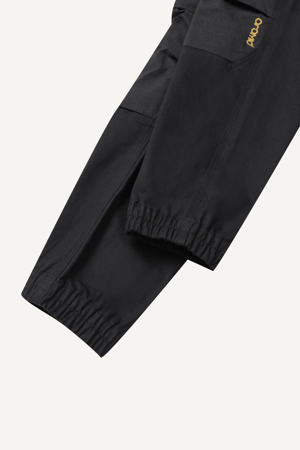 아라미드 쉴드 조거 팬츠 V3는 워크웨어와 일상, 스포티, 밀리터리 스타일을 아우르는 남성용 조거 팬츠입니다. 블랙 색상으로 사계절 착용 가능하며, 코듀라와 아라미드 소재를 사용하여 내구성과 내마모성을 높였습니다. 발수 기능과 신축성을 갖춰 활동성을 보장하며, 스탠다드핏 조거핏으로 편안한 착용감을 제공합니다. 10개의 포켓, YKK 지퍼, 더블 스티치, 무릎 보호 시스템, 툴 파우치 호환 등 다양한 디테일이 특징입니다. 출근룩, 워크샵룩, 캠핑룩 등 다양한 TPO에 활용할 수 있습니다.
