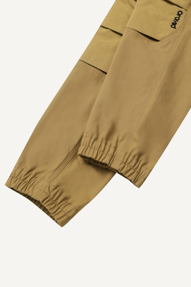 아라미드 쉴드 조거 팬츠 V3는 일상과 워킹 활동에 적합한 조거핏 바지입니다. 베이지 색상으로, 사계절 내내 착용 가능하며 스포티와 밀리터리 스타일을 동시에 연출합니다. 코듀라와 아라미드 소재를 사용하여 내구성과 신축성이 뛰어나고, 발수 기능까지 갖췄습니다. 10개의 포켓, YKK 지퍼, 더블 스티치, 무릎 보호 시스템, 파우치 호환 등 다양한 기능과 특징을 제공합니다. 스탠다드핏으로 편안하게 착용할 수 있으며, 워크웨어, 미니멀 스타일을 선호하는 분들께 추천합니다.
