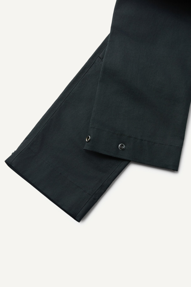 크래프트맨 팬츠 V4는 남성용 워크웨어 팬츠로, 사계절 착용이 가능합니다. 블랙 컬러의 무지 디자인에 스포티와 밀리터리 스타일을 더했으며, 컴포트 핏으로 편안한 착용감을 제공합니다. 면혼방, 코듀라, 나일론 등 튼튼한 소재를 사용하여 내구성을 높였으며 발수 및 스트레치 기능도 갖췄습니다. YKK 스냅/지퍼, 12개 포켓 시스템, 인체공학적 패턴, 밑단 너비 조절 기능, 코듀라 500D 원단 덧댐 등 실용적인 디테일이 돋보입니다. 출근룩, 워크샵룩, 가을 나들이룩 등 다양한 TPO에 워크웨어, 미니멀, 캐주얼 스타일로 활용하기 좋습니다.
