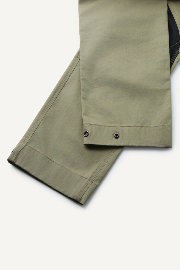 크래프트맨 팬츠 V4는 워크웨어와 일상, 출근룩과 워크샵룩에 모두 어울리는 남성용 워크팬츠입니다. 카키와 블랙 두 가지 색상으로 제공되며, 스포티하면서도 밀리터리 무드를 연출합니다. 면혼방, 나일론, 코듀라 소재를 사용하여 사계절 착용 가능하며, 두꺼운 두께감과 뻣뻣한 촉감이 특징입니다. 컴포트핏으로 편안함을 제공하며, 발수, 신축성, 내구성을 갖춰 활동성을 높였습니다. YKK 스냅/지퍼, 12개 포켓 시스템, 인체공학적 패턴, 코듀라 500D 원단 덧댐, 밑단 너비 조절 기능까지 갖춘 완성도 높은 팬츠입니다.
