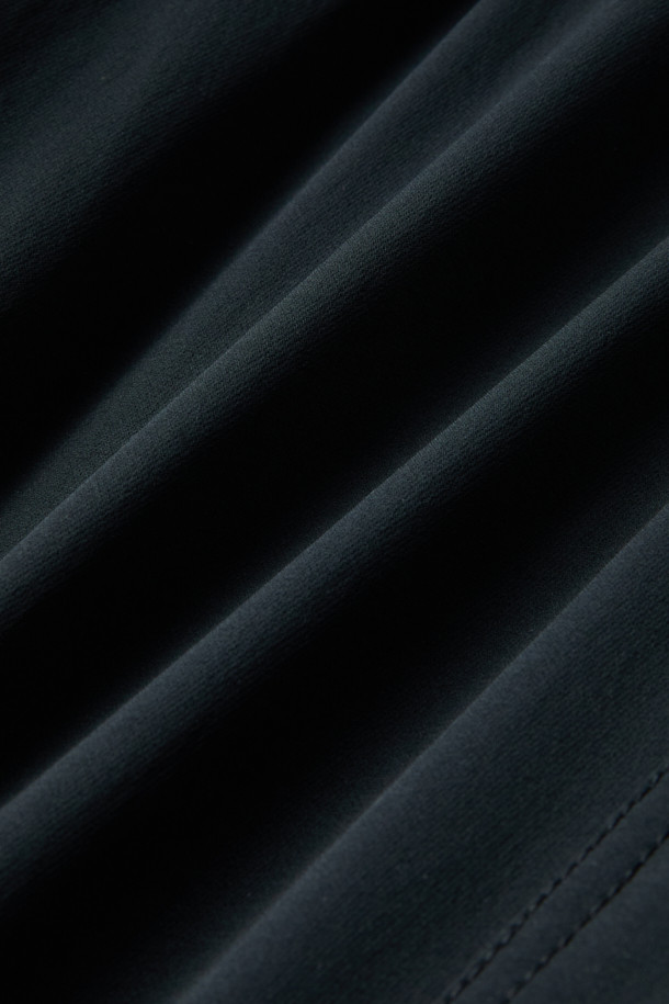 안티케미컬 팬츠는 작업과 일상 모두를 아우르는 활용도 높은 워크 팬츠입니다. 밀리터리 및 스포티 스타일을 결합하여 트렌디한 디자인을 선보이며, 사계절 착용 가능한 실용성을 갖췄습니다. 블랙 컬러의 긴 기장으로, 허리 스트레치 밴딩이 적용되어 편안한 컴포트핏을 제공합니다. 방수, 내화학 기능과 스트레치 소재로 활동성을 높였으며, 수납성을 고려한 9개의 포켓, YKK 지퍼, D링, 3M 재귀반사, 벨크로, 스냅, 플랩 등의 디테일이 돋보입니다. 출근룩, 워크웨어, 미니멀, 스포티 스타일을 선호하는 분들에게 적합합니다.
