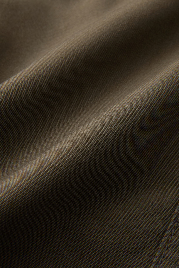 라이트워크 일렉트릭션 팬츠는 남성용 워크웨어 스타일의 긴바지로, 봄, 여름, 가을 계절에 적합합니다. 카키와 블랙 두 가지 색상으로 출시되었으며, 컴포트핏으로 편안한 착용감을 제공합니다. 내구성이 뛰어나고 스트레치 기능이 있으며, 총 8개의 수납 포켓을 갖춰 실용성을 높였습니다. 무릎 패드 탈부착이 가능하며, YKK 지퍼와 벨트고리 D링을 적용하여 편의성을 더했습니다. 작업용, 일상, 출근룩, 워크샵룩, 캠핑룩 등 다양한 TPO에 맞춰 캐주얼, 미니멀 스타일로 연출할 수 있습니다.
